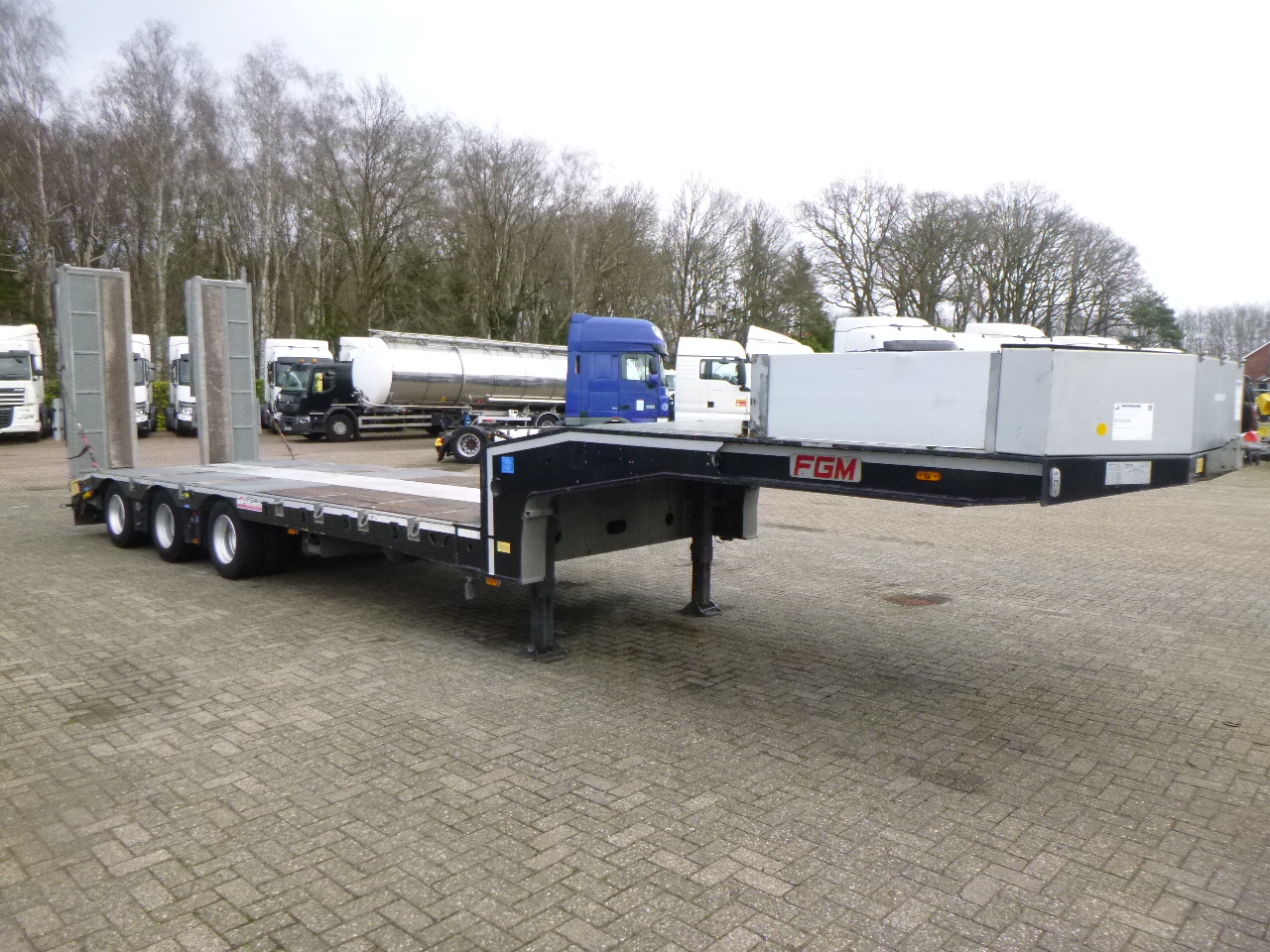 FGM 3-axle semi-lowbed trailer 49T + ramps - Low loader semi-trailer: picture 2