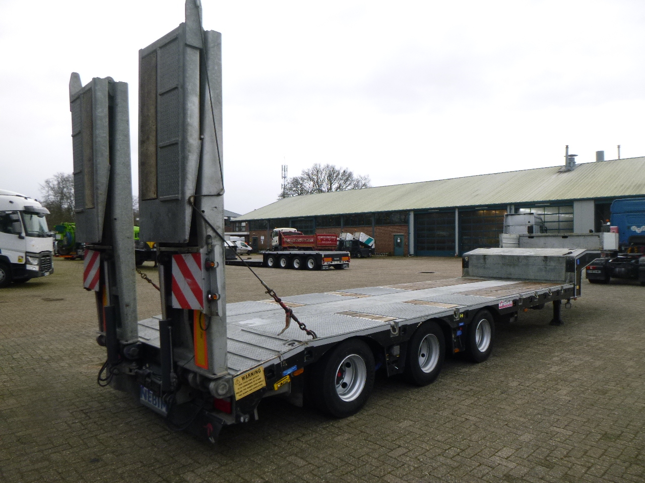 FGM 3-axle semi-lowbed trailer 49T + ramps - Low loader semi-trailer: picture 4