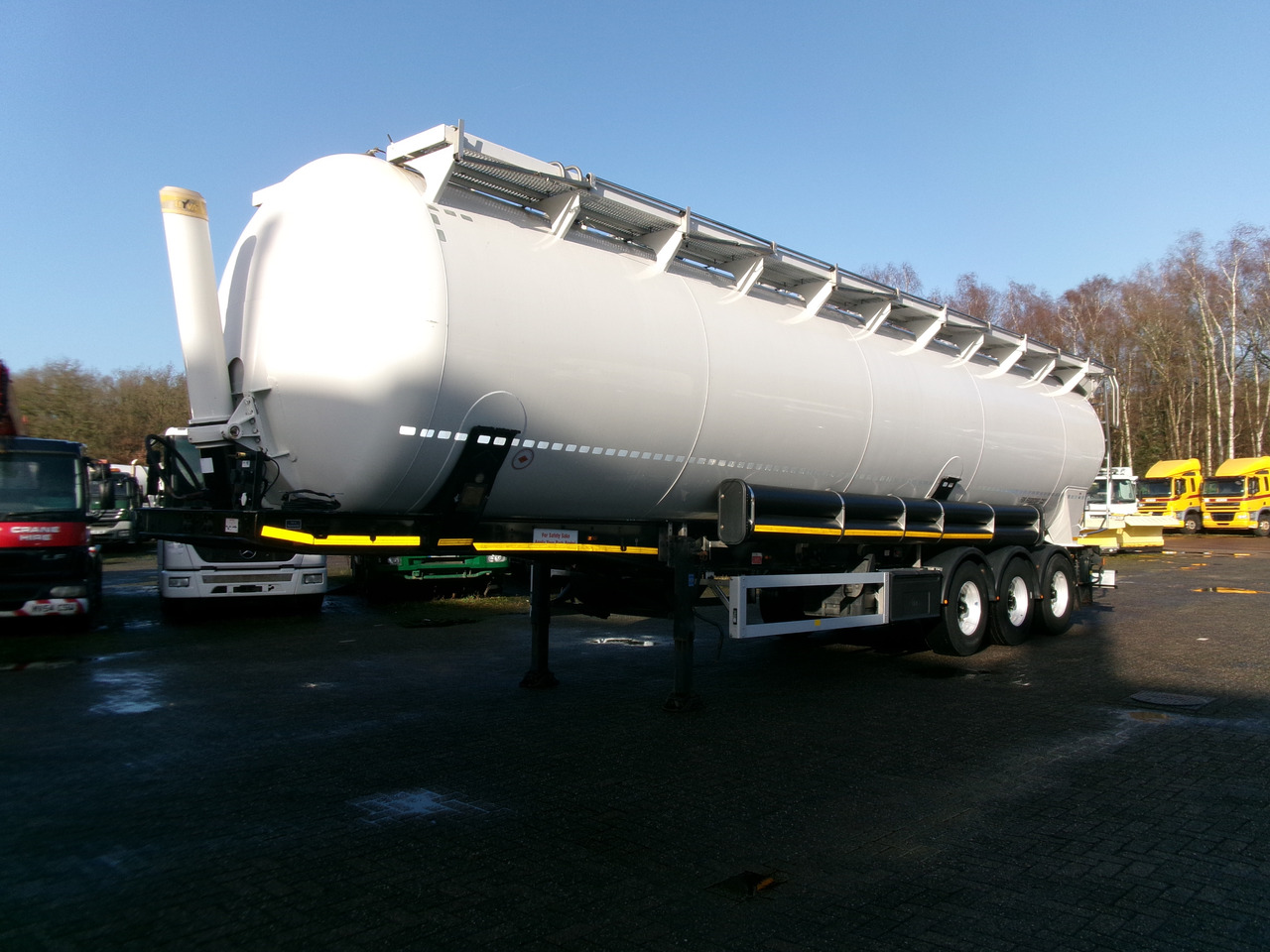 Feldbinder Powder tank alu 63 m3 (tipping) - Tank semi-trailer: picture 1