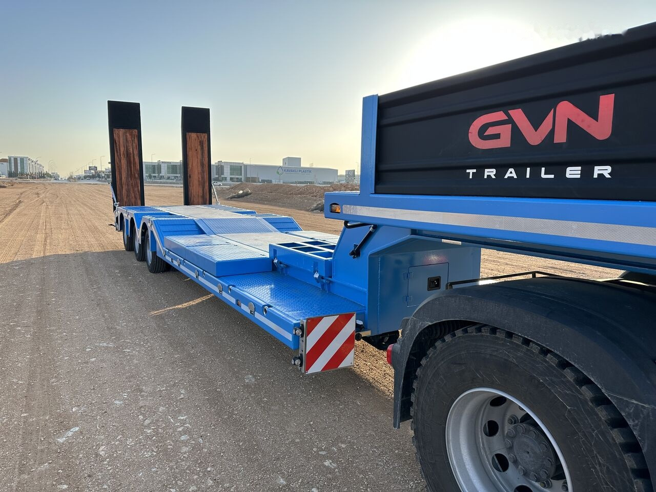 GVN Trailer 3 AXLE SPECIAL PRODUCT LOWBED - Low loader semi-trailer: picture 1