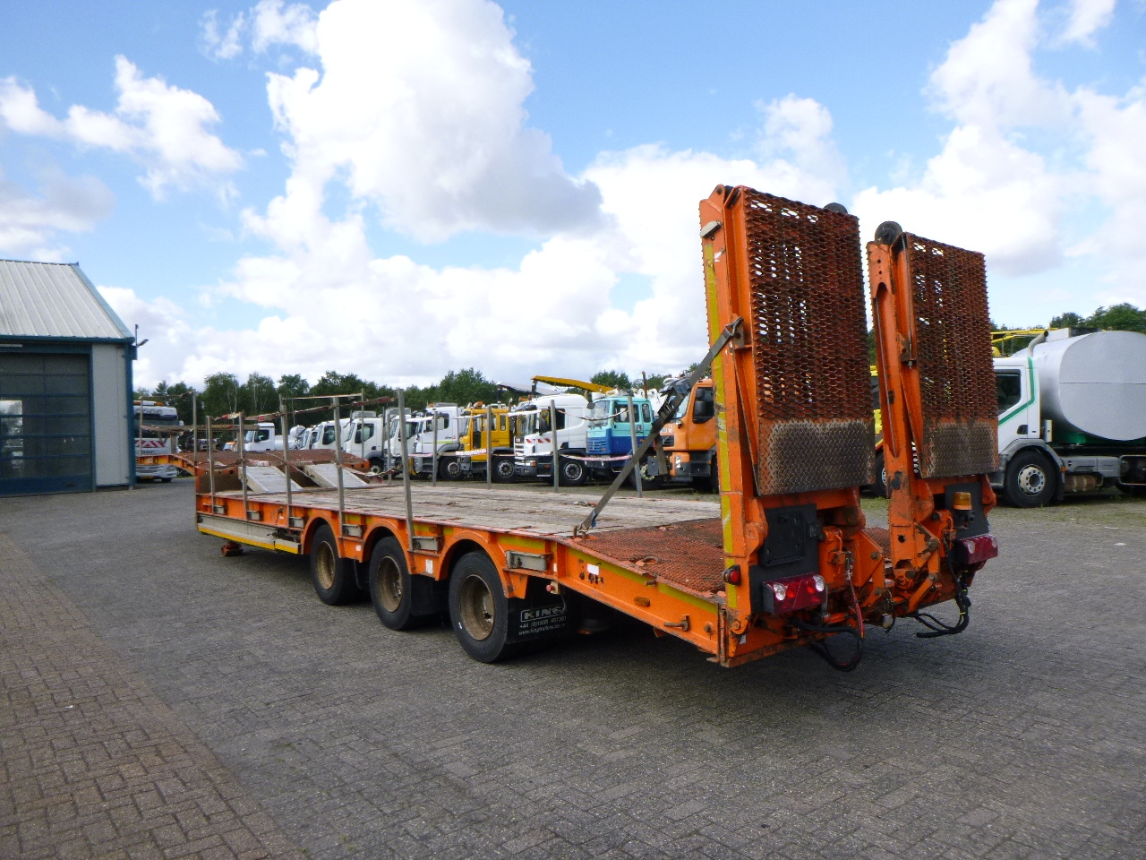 King 3-axle semi-lowbed trailer 44T + ramps - Low loader semi-trailer: picture 3