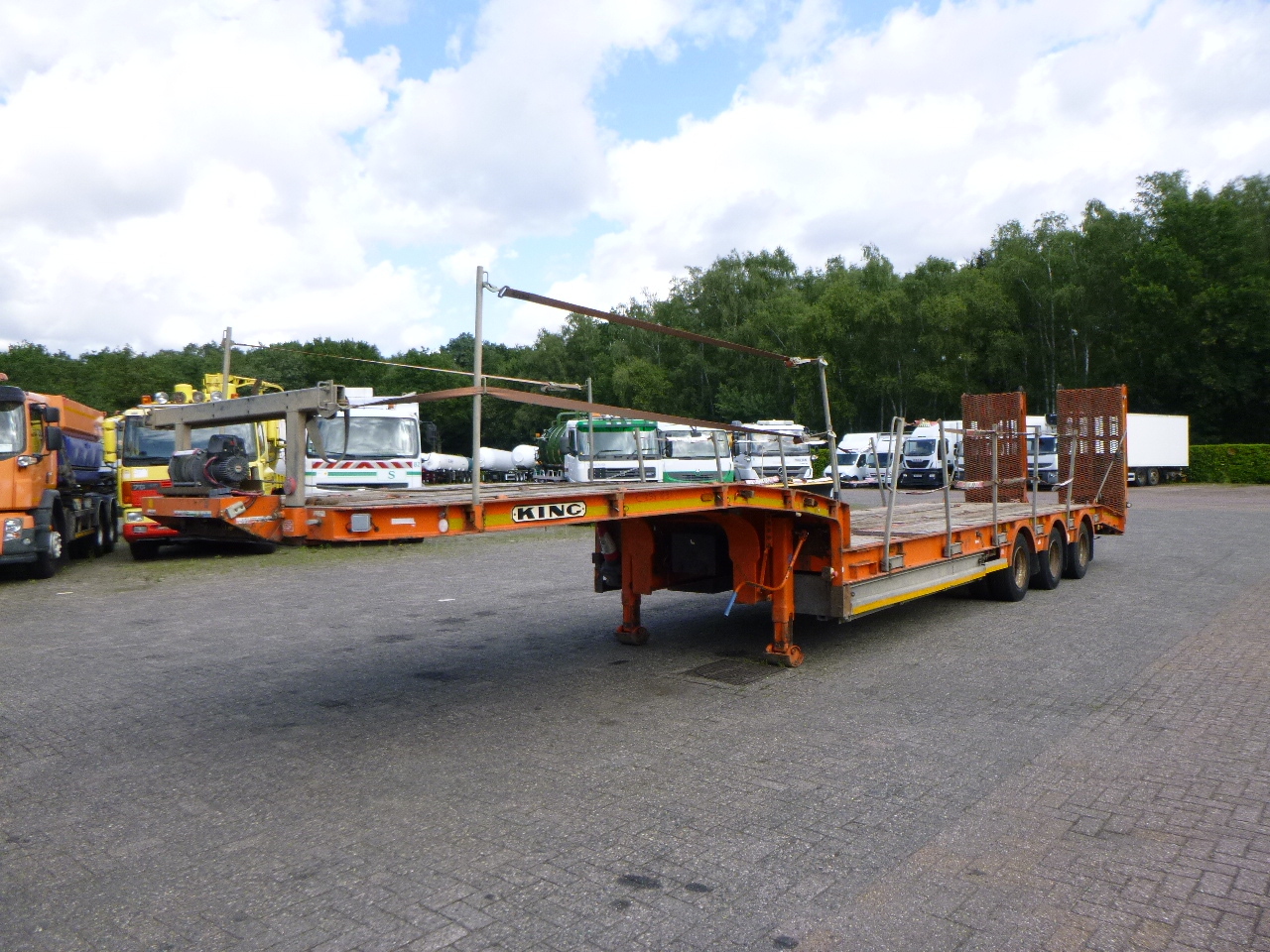 King 3-axle semi-lowbed trailer 44T + ramps - Low loader semi-trailer: picture 1