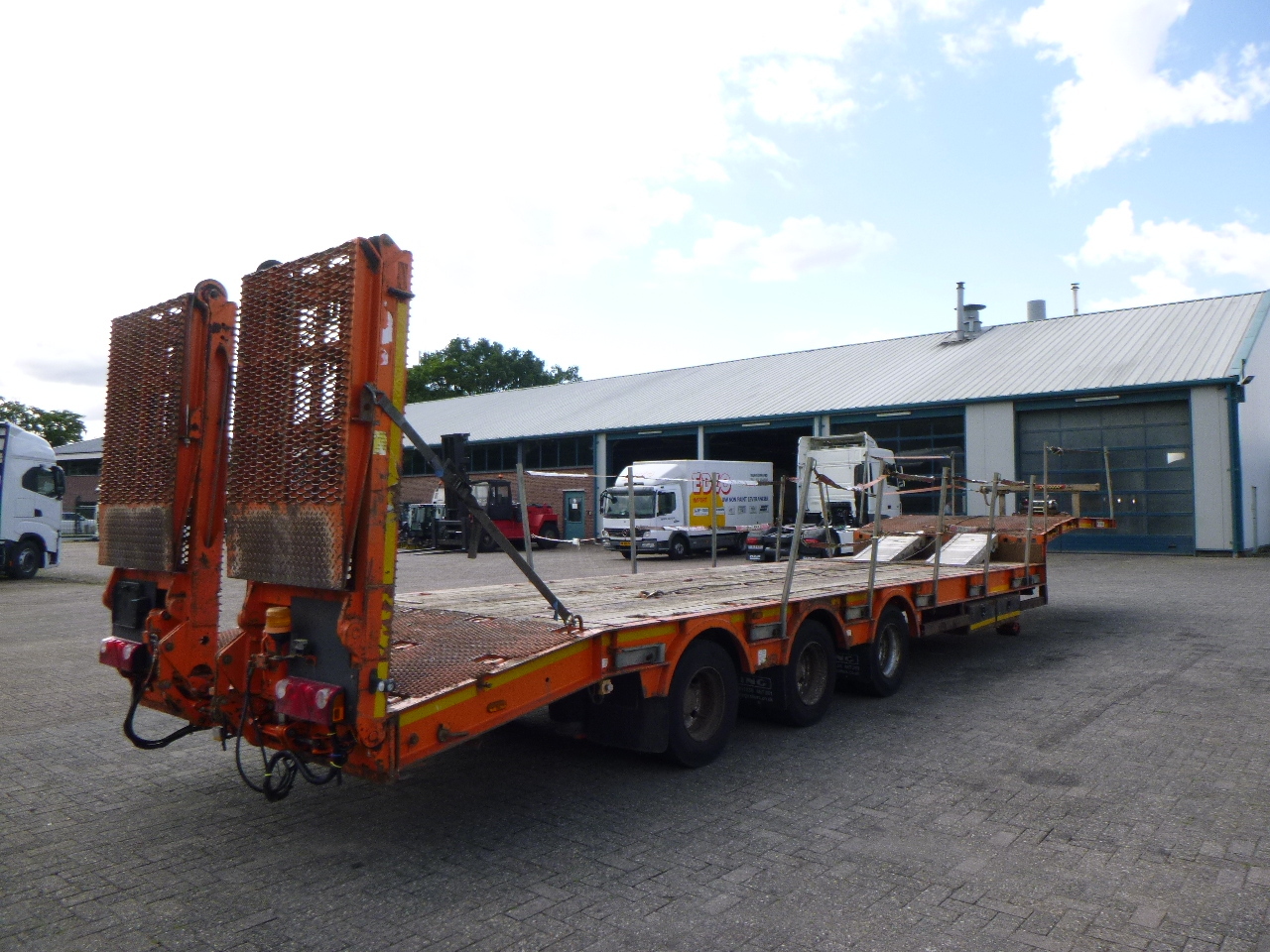 King 3-axle semi-lowbed trailer 44T + ramps - Low loader semi-trailer: picture 4