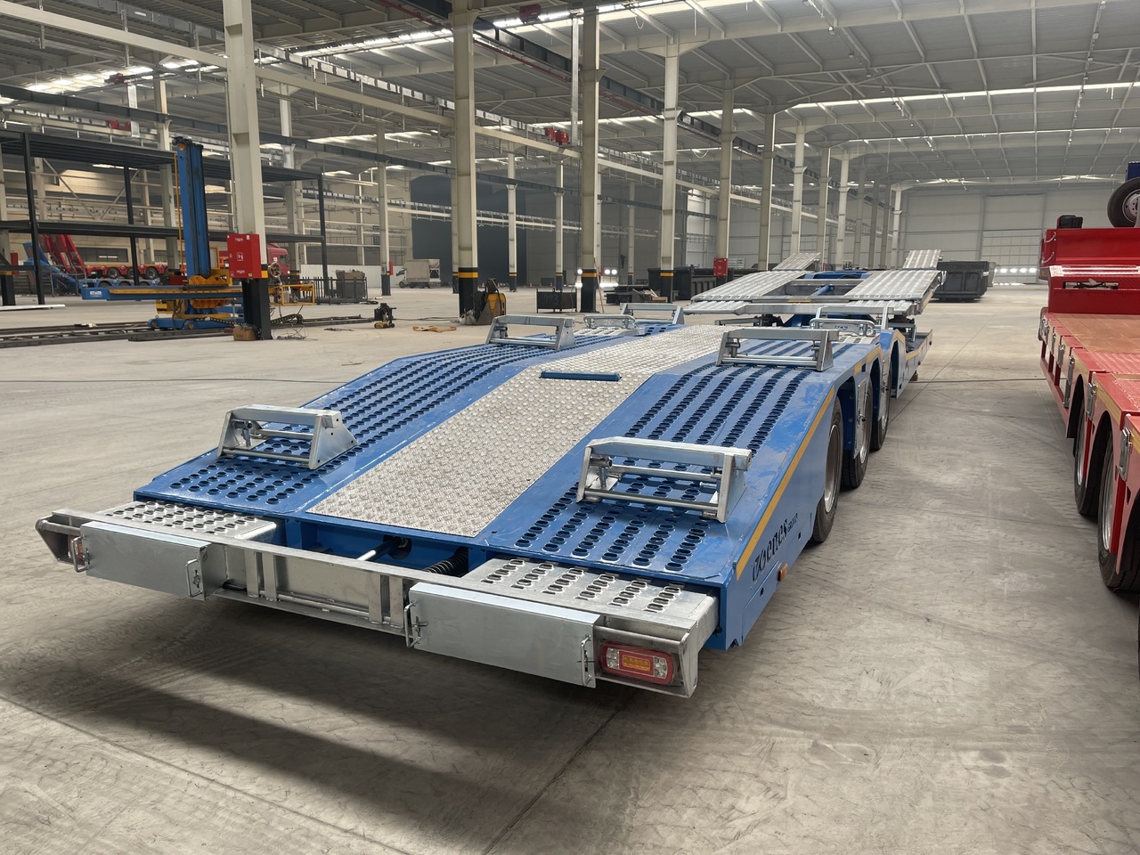 New Autotransporter semi-trailer for transportation of heavy machinery LIDER 2024 NEW UNUSED READY IN FACTORY STOCK: picture 5