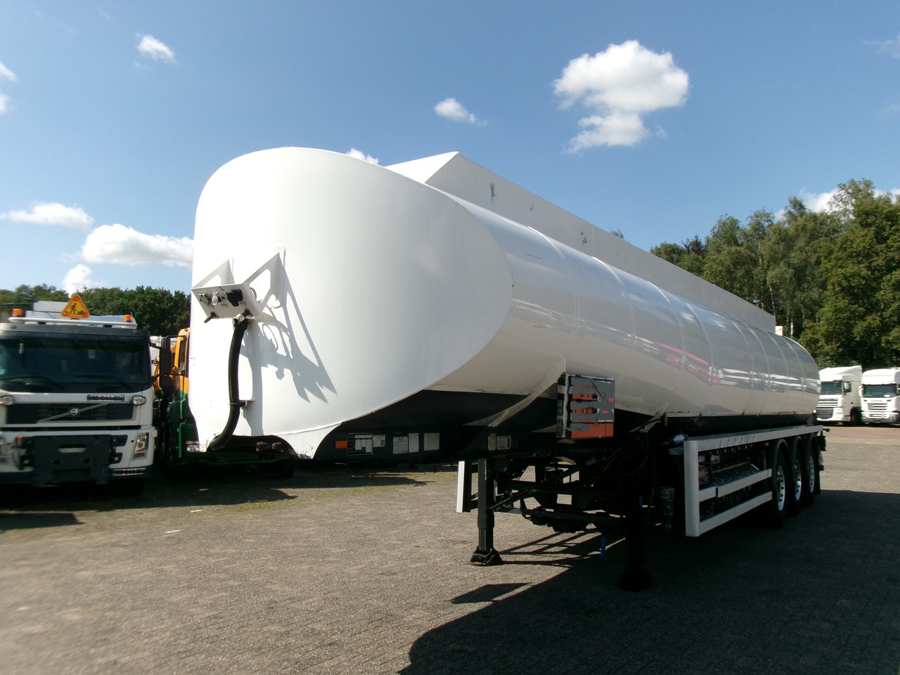Lakeland Fuel tank alu 42.8 m3 / 6 comp + pump - Tank semi-trailer: picture 1