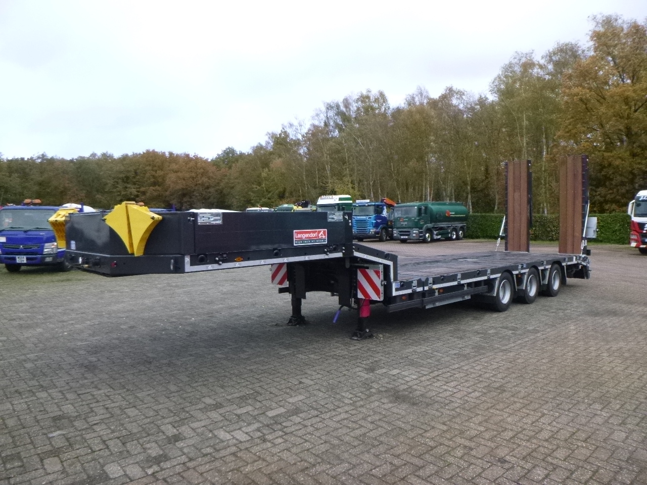 Langendorf 3-axle semi-lowbed trailer 48T ext. 13.5 m + ramps - Low loader semi-trailer: picture 1