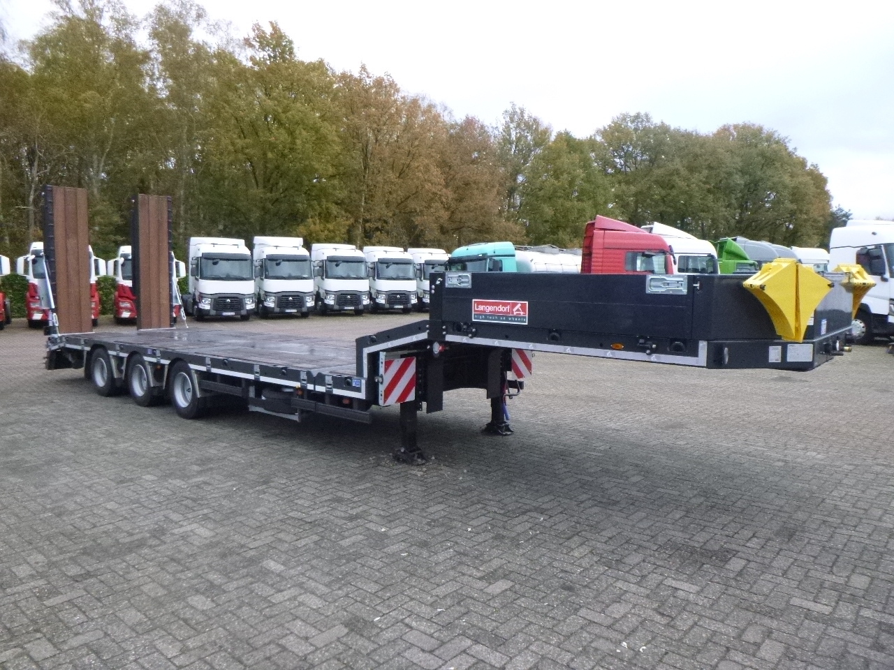 Langendorf 3-axle semi-lowbed trailer 48T ext. 13.5 m + ramps - Low loader semi-trailer: picture 2