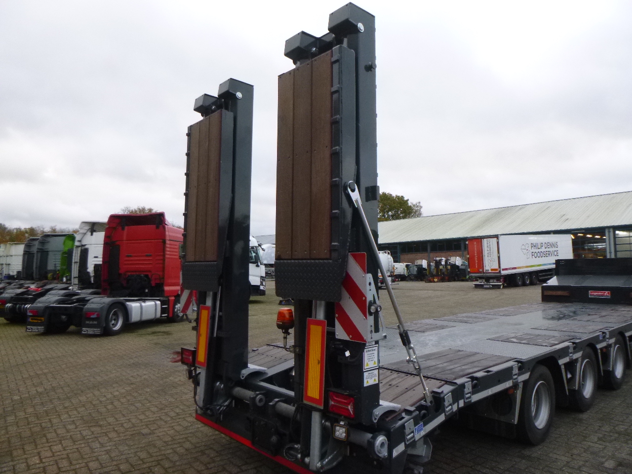 Langendorf 3-axle semi-lowbed trailer 48T ext. 13.5 m + ramps - Low loader semi-trailer: picture 5