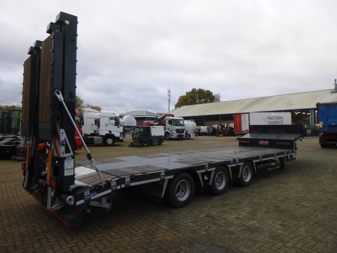 Langendorf 3-axle semi-lowbed trailer 48T ext. 13.5 m + ramps - Low loader semi-trailer: picture 4