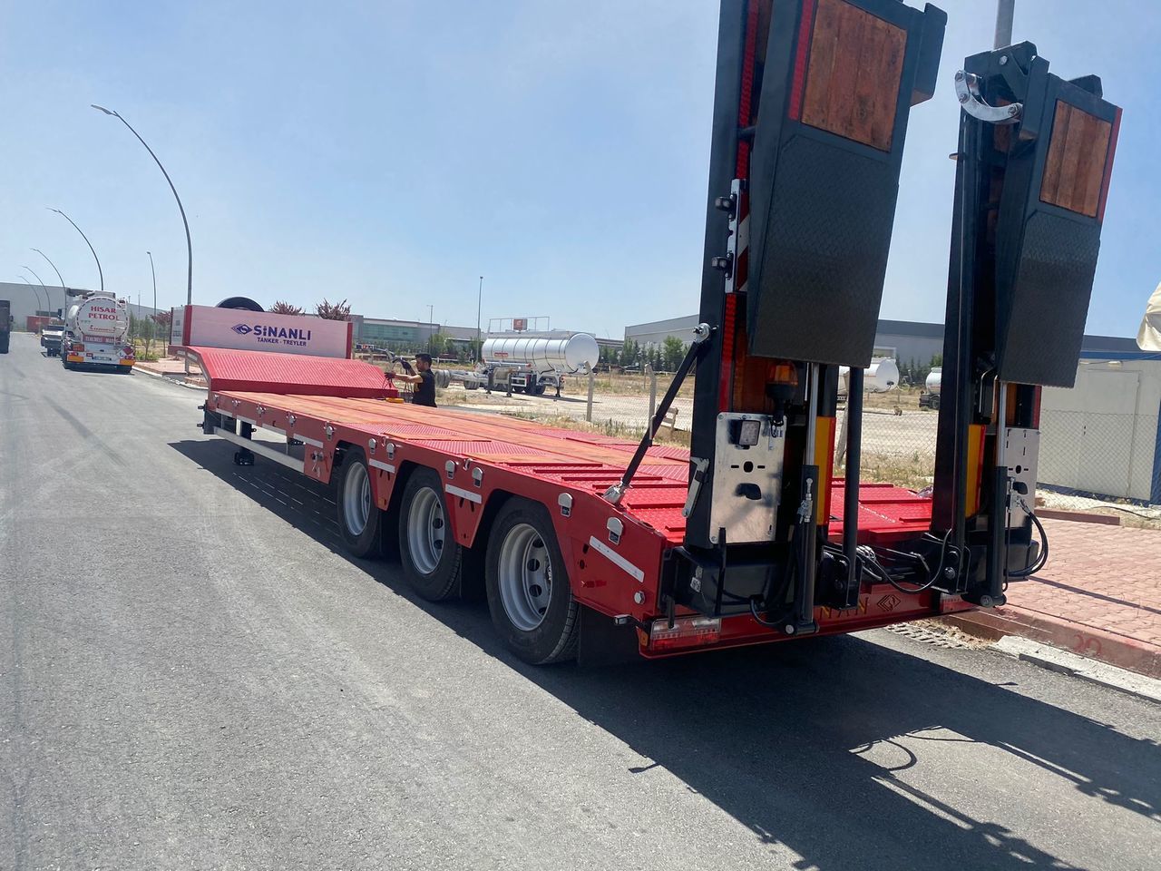 Lowbed Sinan Trailer Lowbed 3 axle - Low loader semi-trailer: picture 1