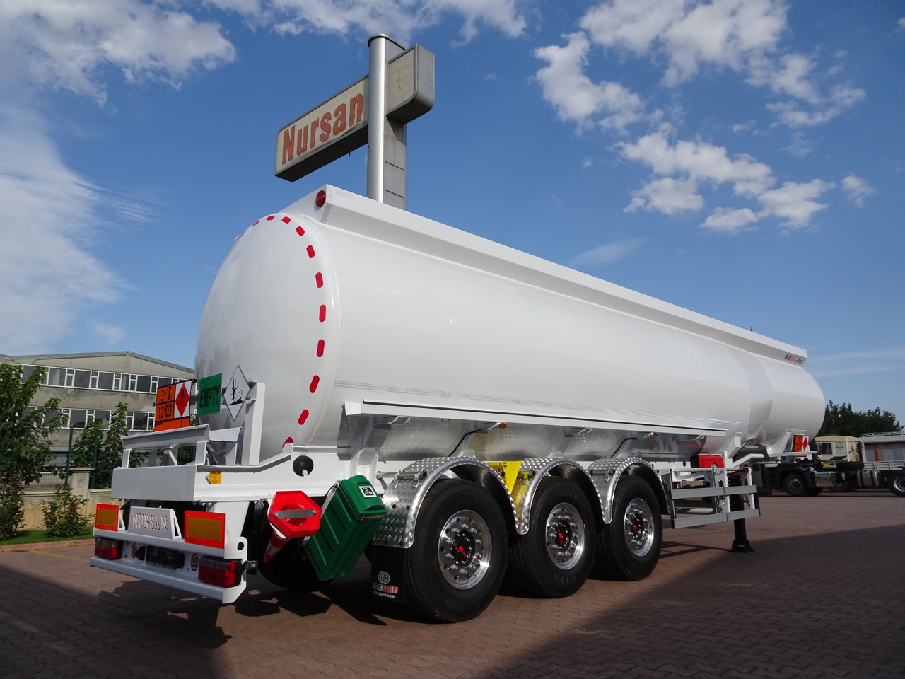 NURSAN Aluminium Fuel Tanker - Tank semi-trailer: picture 1