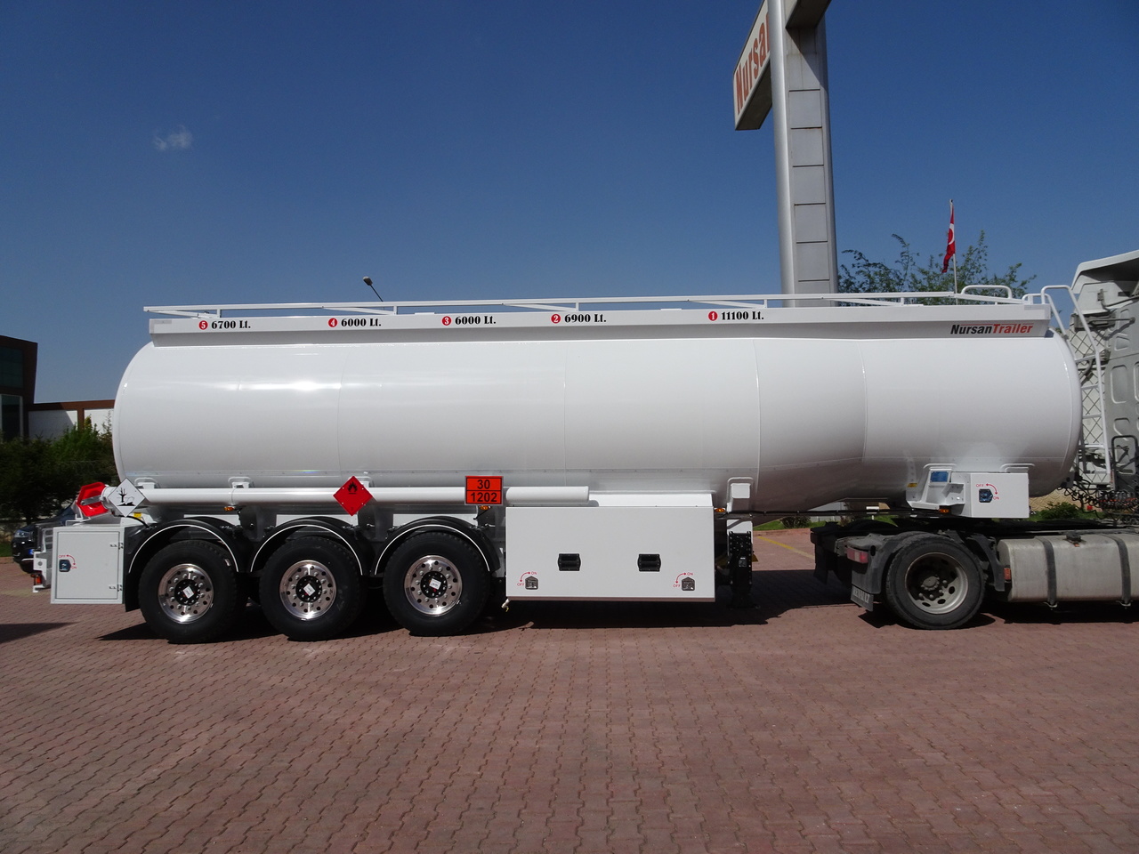 NURSAN Aluminium Fuel Tanker - Tank semi-trailer: picture 3