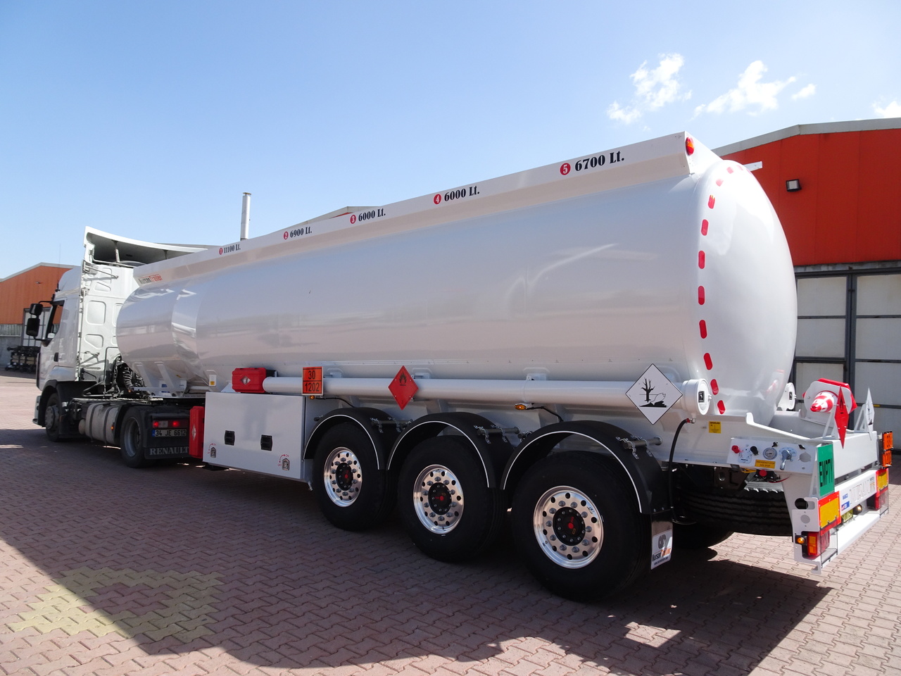 NURSAN Aluminium Fuel Tanker - Tank semi-trailer: picture 2