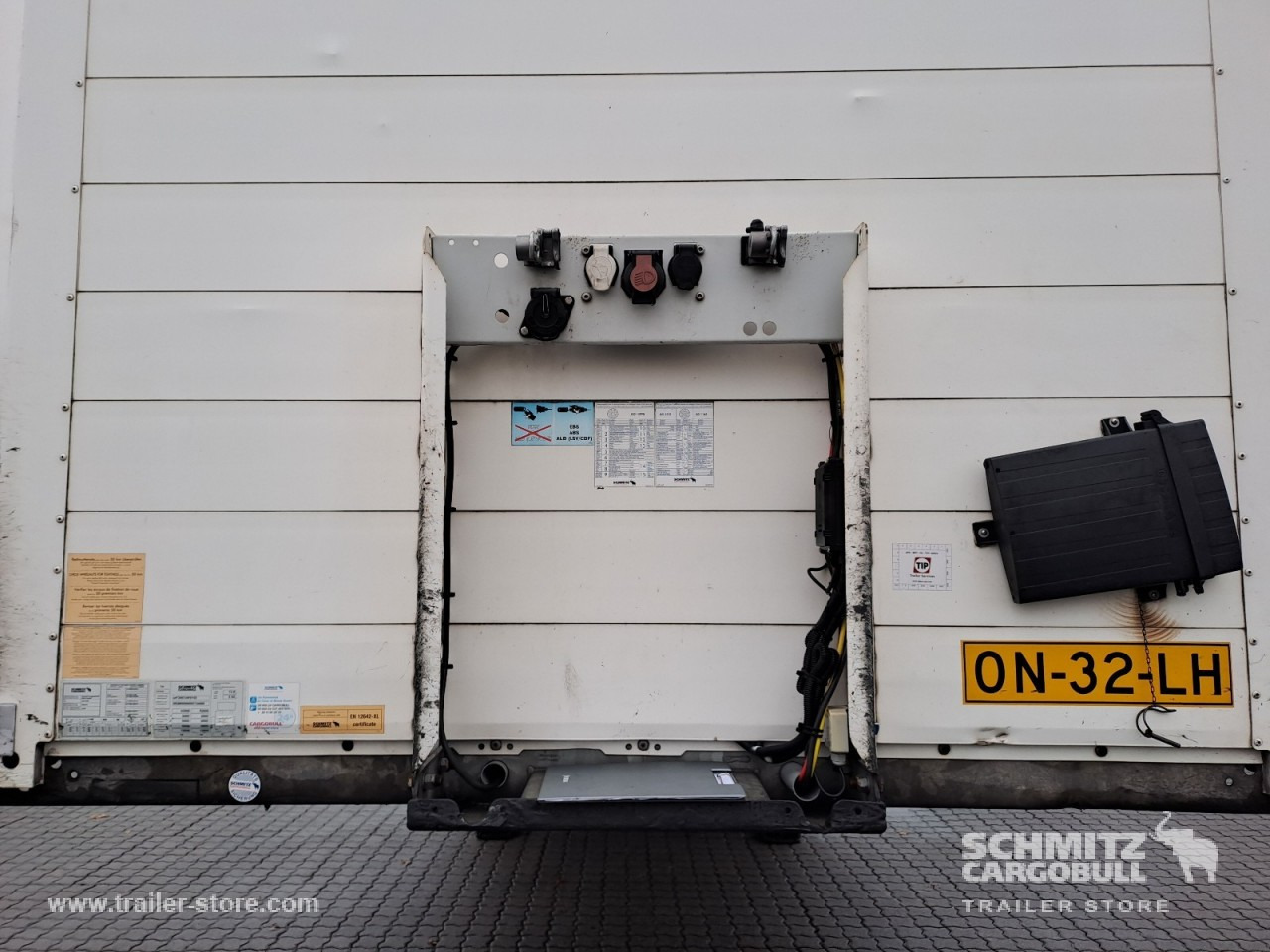 SCHMITZ Auflieger Trockenfrachtkoffer Standard - Closed box semi-trailer: picture 2