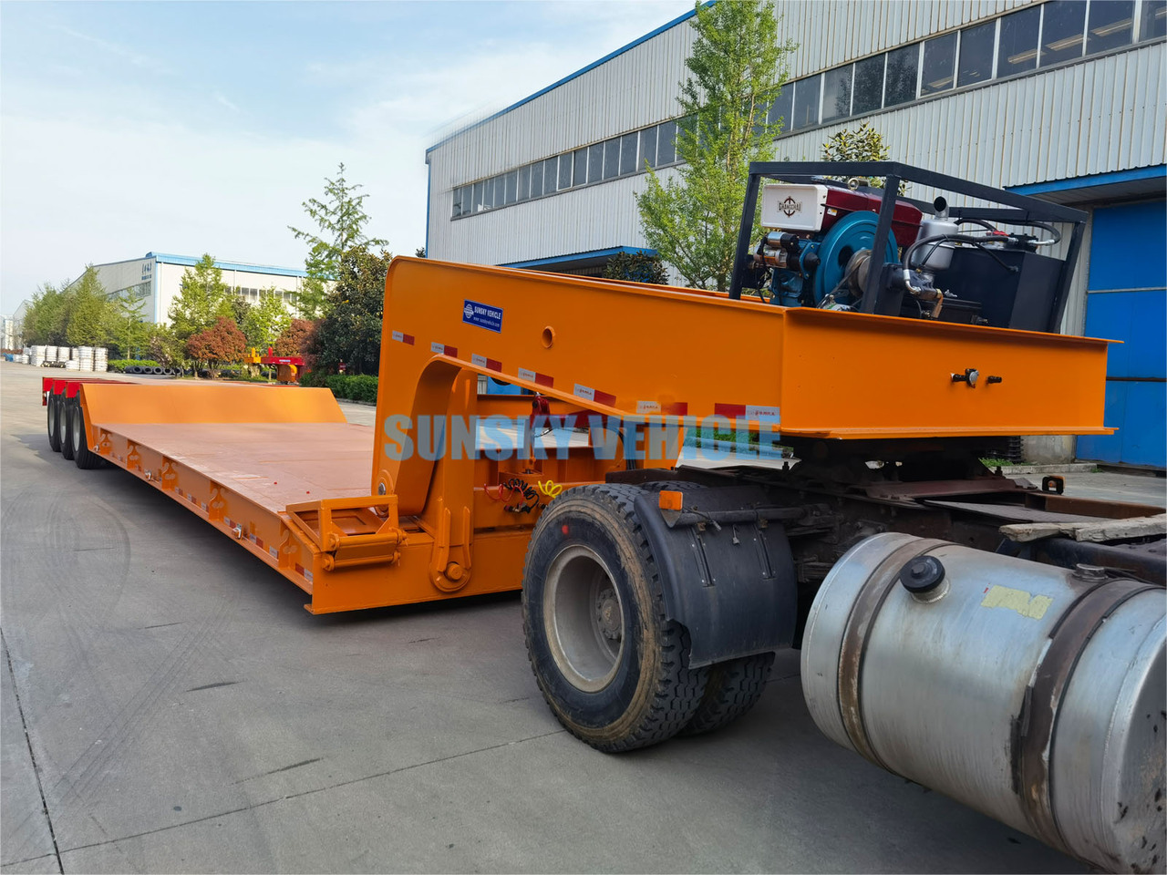 New Low loader semi-trailer for transportation of heavy machinery SUNSKY 3 Axle 70 Tons detachable gooseneck lowbed trailer: picture 4