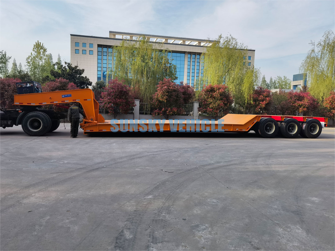 New Low loader semi-trailer for transportation of heavy machinery SUNSKY 3 Axle 70 Tons detachable gooseneck lowbed trailer: picture 5