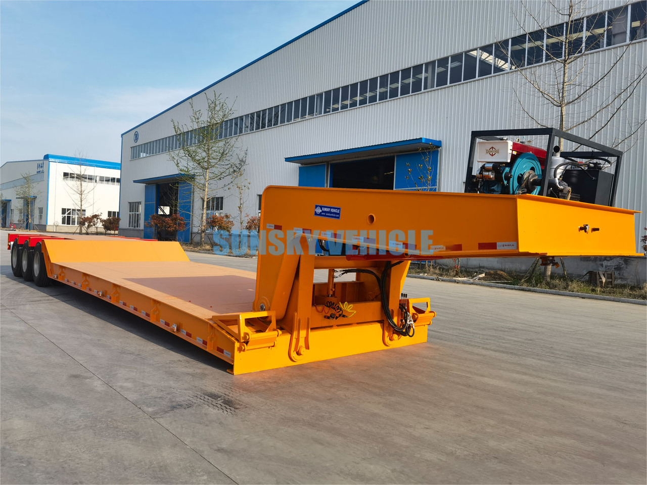 New Low loader semi-trailer for transportation of heavy machinery SUNSKY 3 Axle 70 Tons detachable gooseneck lowbed trailer: picture 3