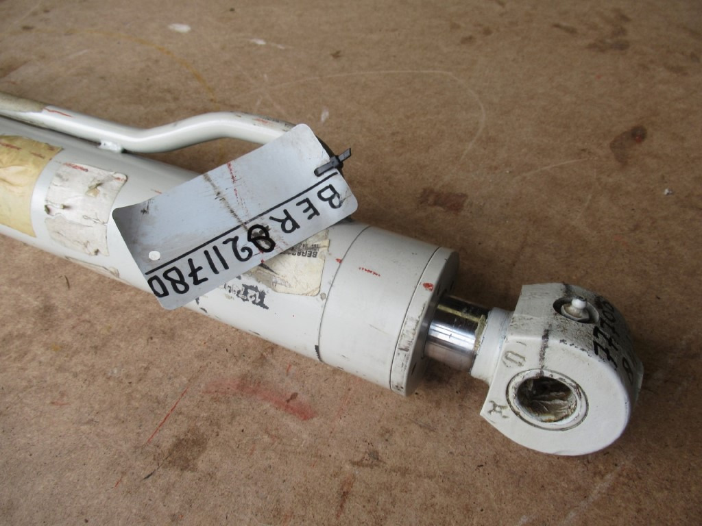 Cnh BER8211780 - - Hydraulic cylinder for Construction machinery: picture 2
