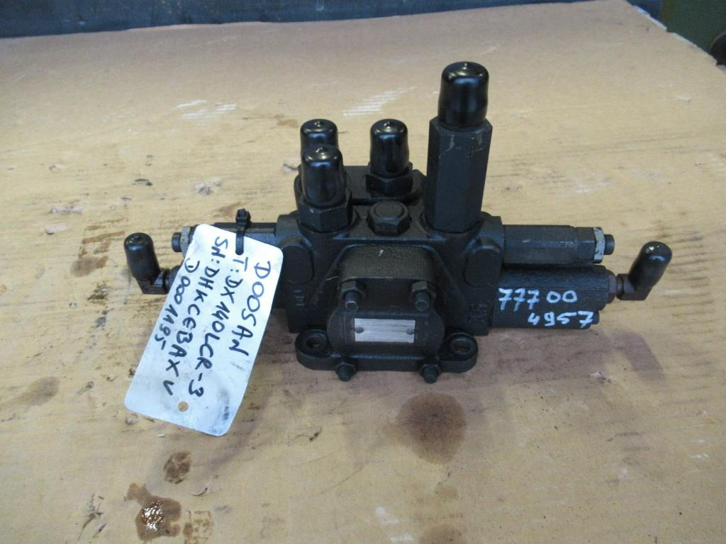 Doosan 426-00284B - - Hydraulic valve for Construction machinery: picture 1
