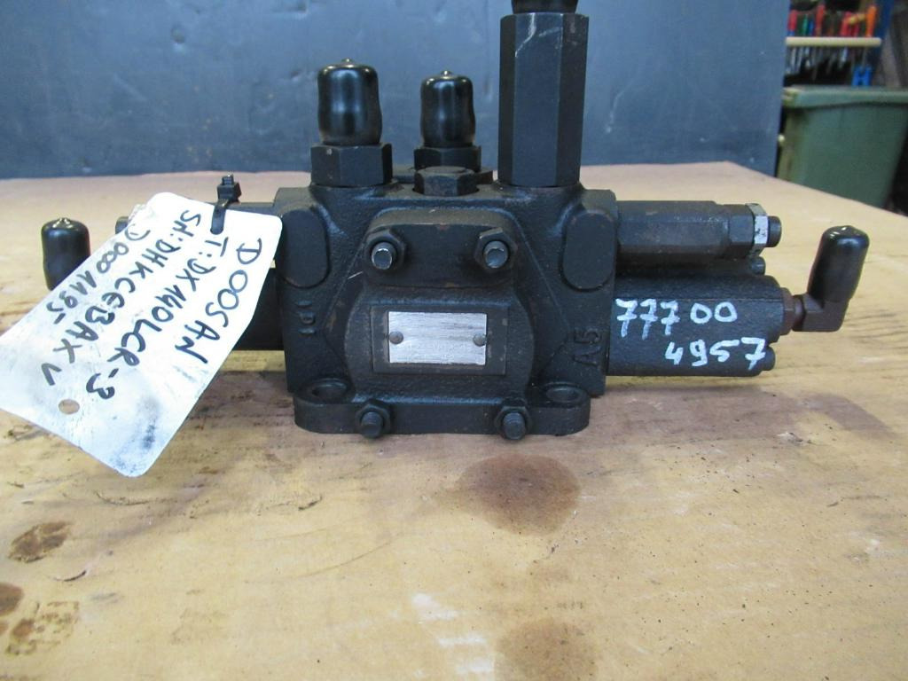 Doosan 426-00284B - - Hydraulic valve for Construction machinery: picture 2