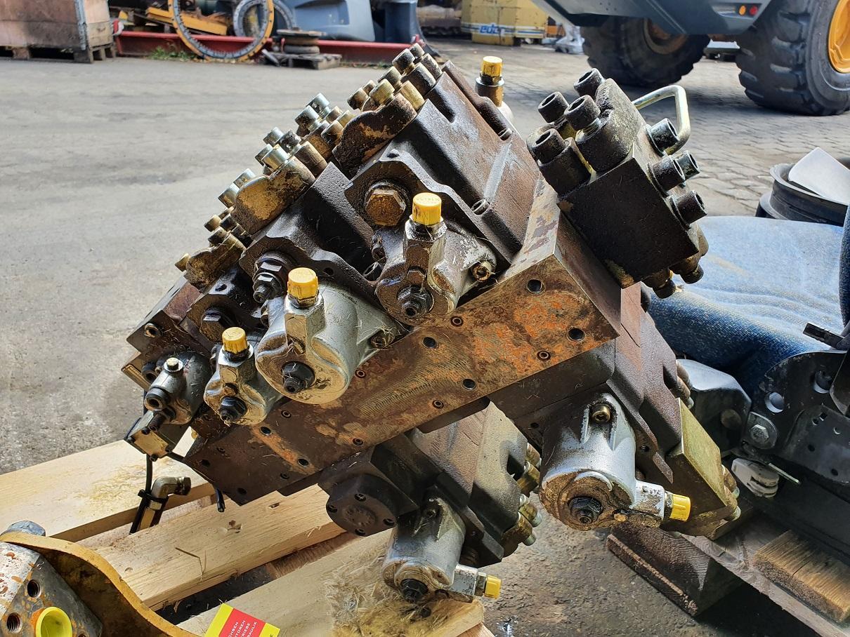 Furukawa 738 LS - Hydraulic valve for Construction machinery: picture 4