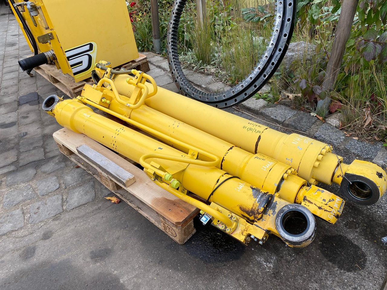 Holland E 215 - Hydraulic cylinder for Construction machinery: picture 1