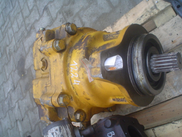KOMATSU 81D-021 7YY24 - Hydraulic motor for Construction machinery: picture 1