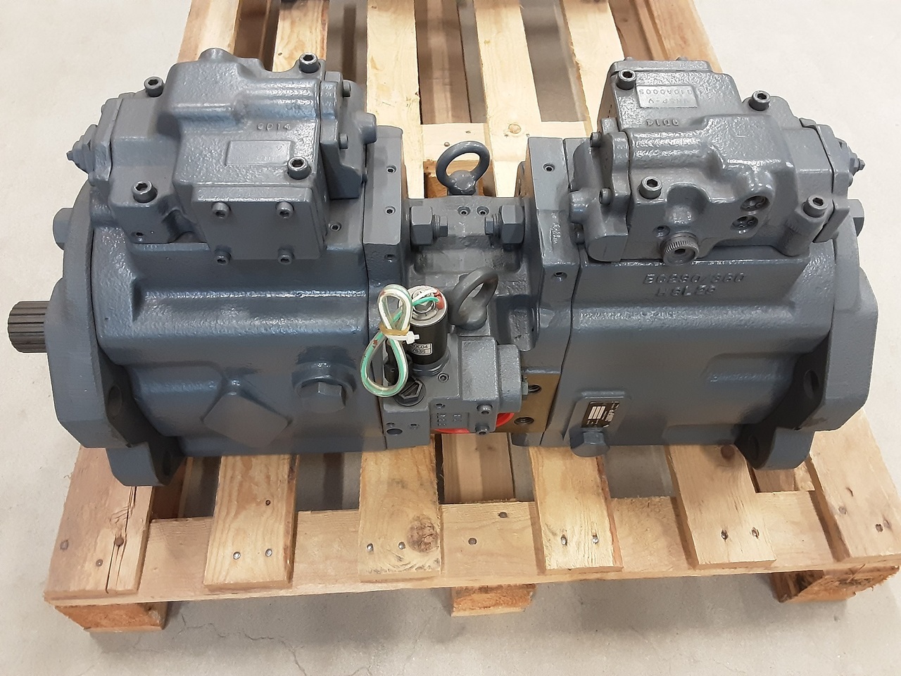 Kawasaki K3V180DT-170R-9N05-PV - Hydraulic pump for Excavator: picture 1