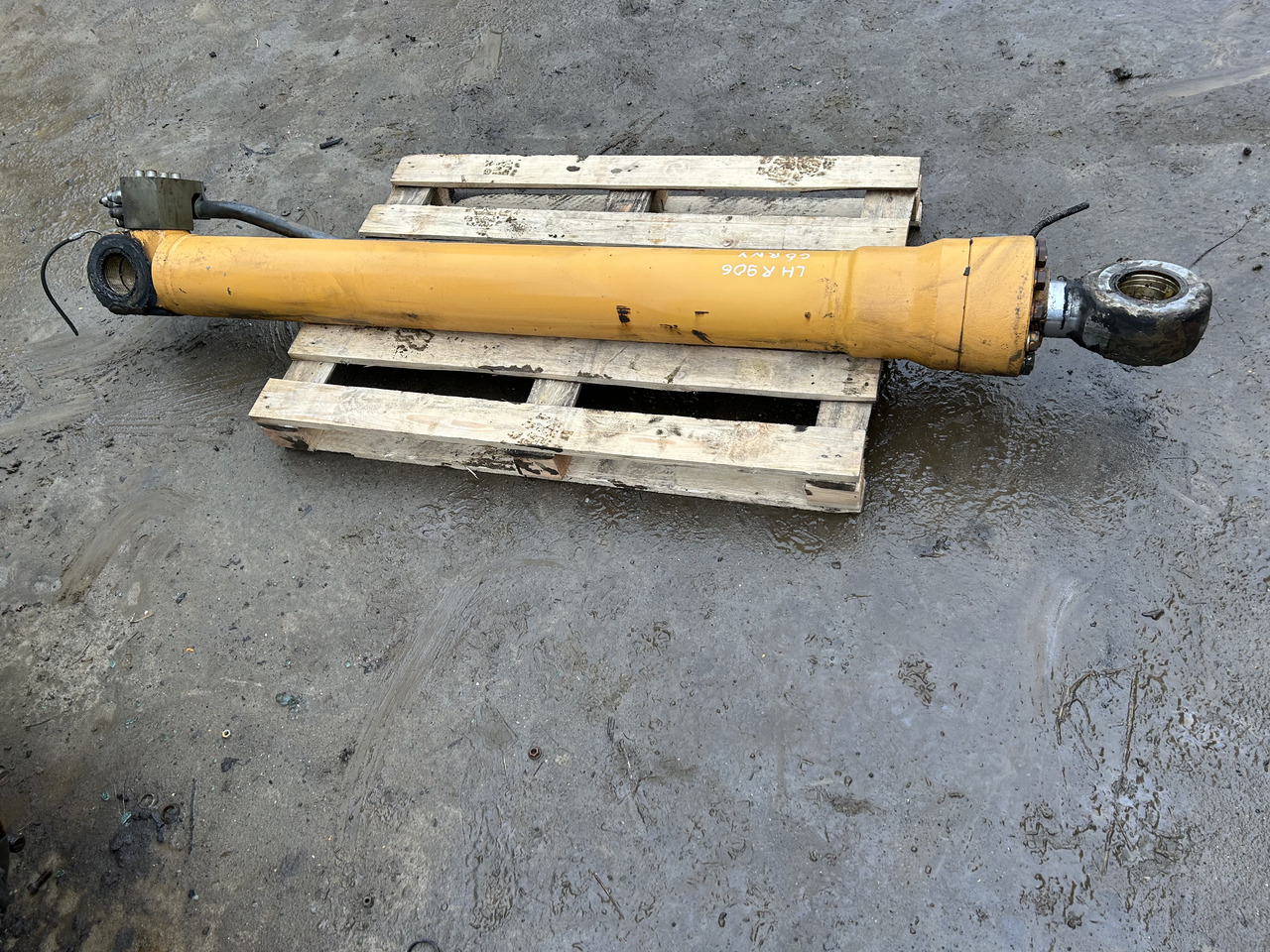 LIEBHERR R906 - Hydraulic cylinder for Excavator: picture 1