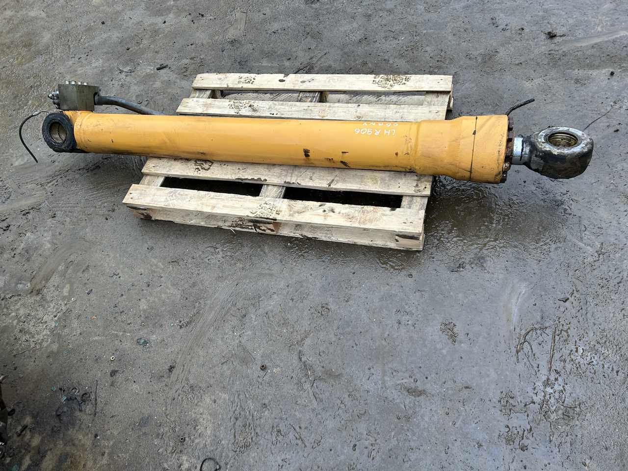 LIEBHERR R906 - Hydraulic cylinder for Excavator: picture 2