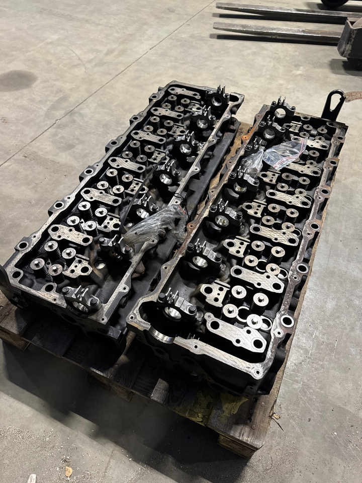 MAN CYLINDERHEAD D2676 - Engine and parts for Truck: picture 2
