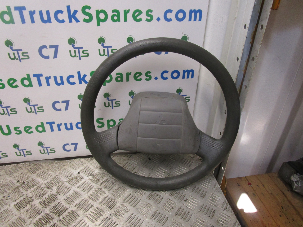 MITSUBISHI FUSO STEERING WHEEL - Steering for Truck: picture 1