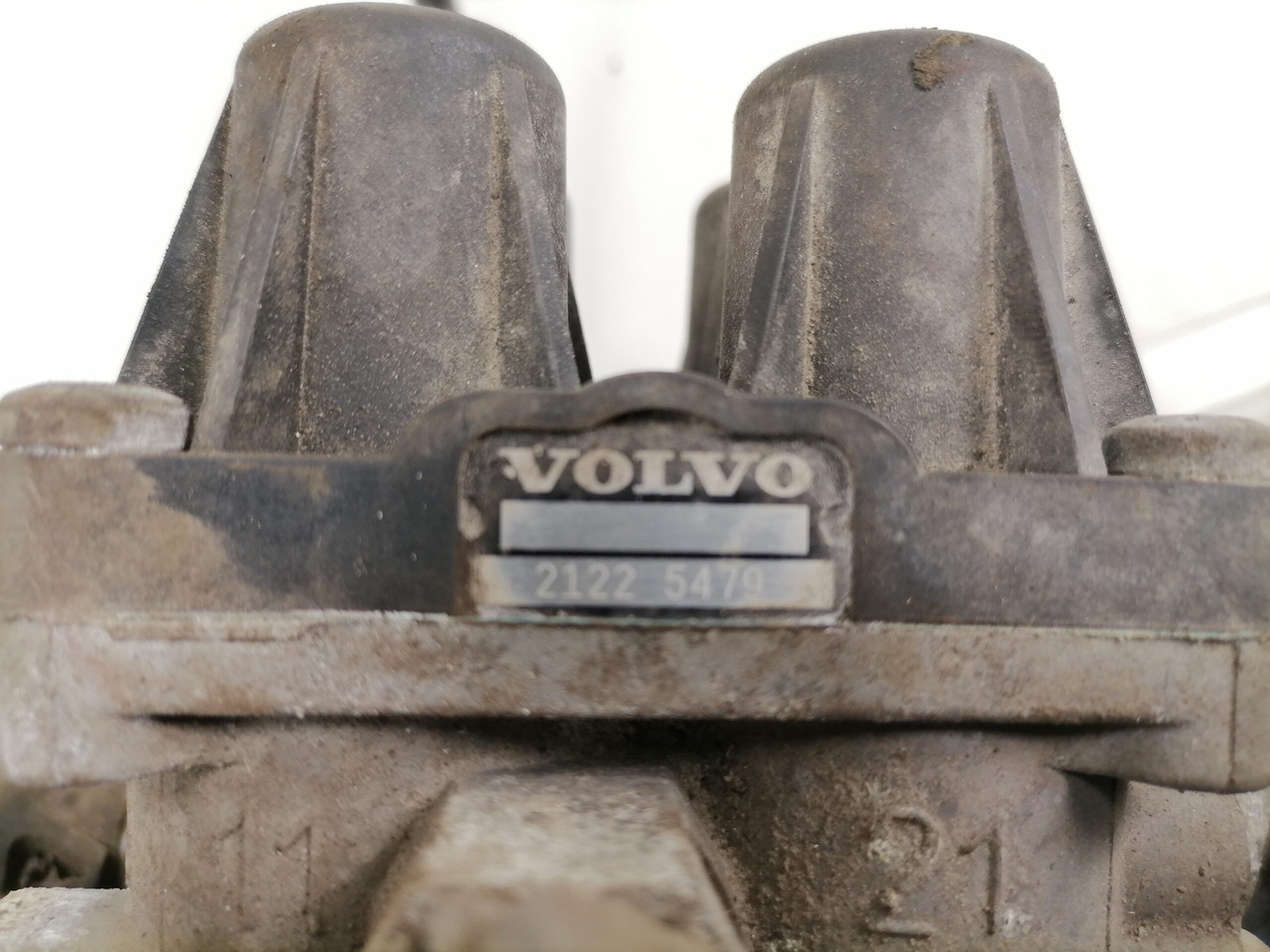 Brake valve for Truck Volvo Air pressure control valve 21225479: picture 4