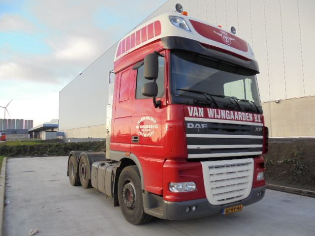 DAF XF 105 SUPER-SPACE 460 6X2 - Tractor unit: picture 3
