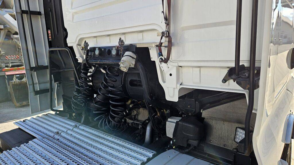 MAN TGX 18.440 4X2 tractor unit - retarder  - Tractor unit: picture 3