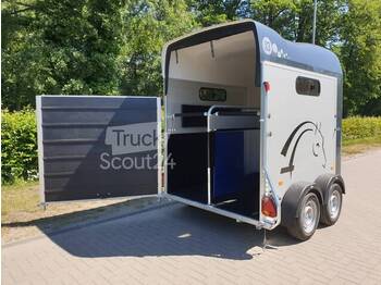  Cheval Liberté - Pferdeanhänger mit Heckflügeltür Sattelkammer Gold 3 im Cheval Lager Neuss - Car trailer