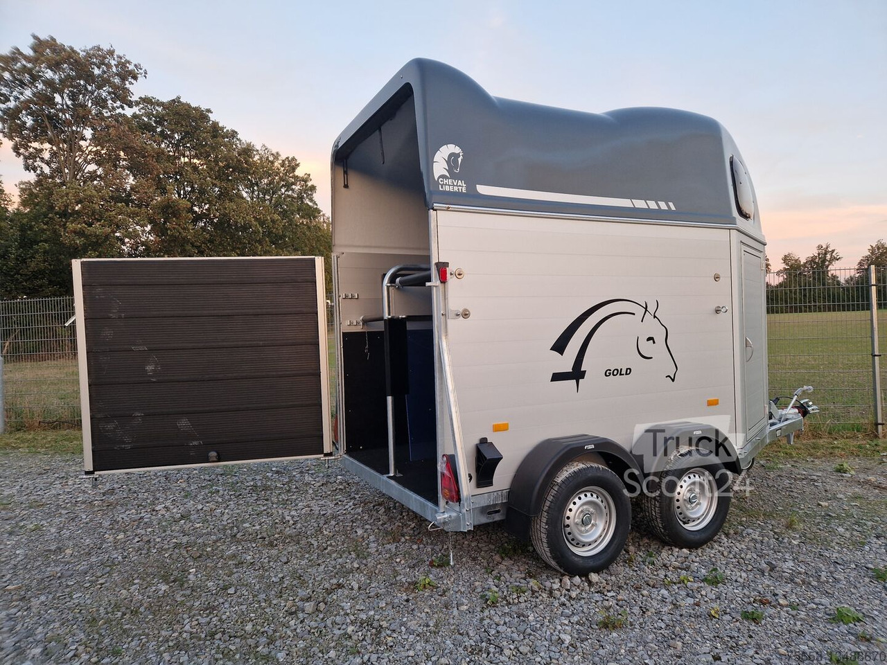 Cheval Liberté Alu Pferdeanhänger Gold First Aluline Sattelkammer 2000kg silber grau verfügbar - Horse trailer: picture 4