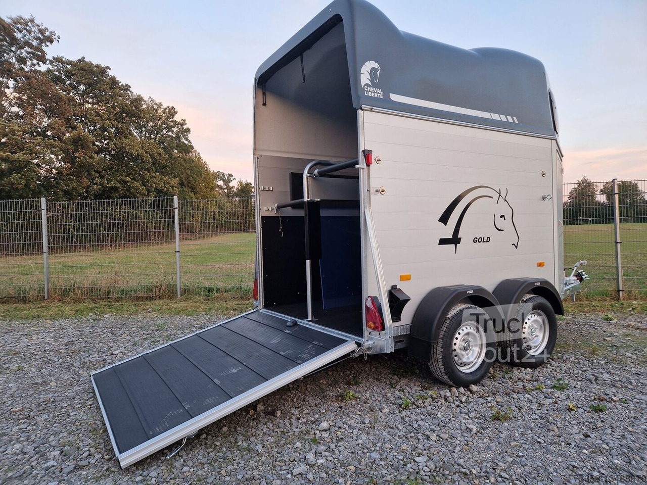 Cheval Liberté Alu Pferdeanhänger Gold First Aluline Sattelkammer 2000kg silber grau verfügbar - Horse trailer: picture 3