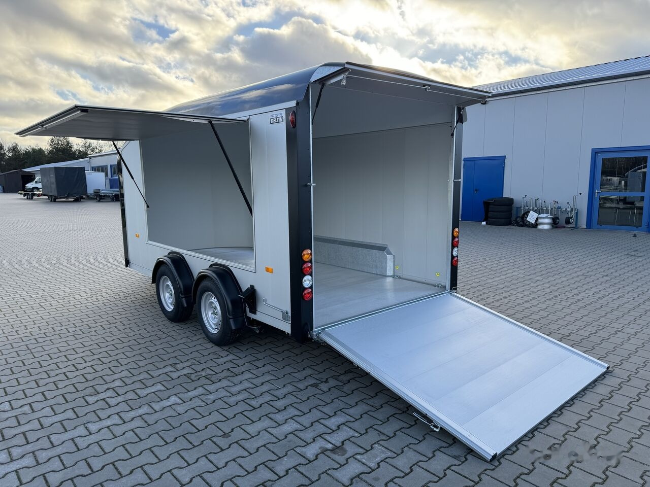 Debon C800 furgon van trailer 3000 KG GVW car transporter Cheval Debon - Closed box trailer: picture 3