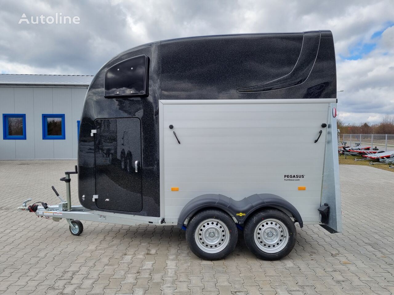 Humbaur Pegasus 2400 trailer for 2 horses saddle room 2.4T GVW - Horse trailer: picture 4