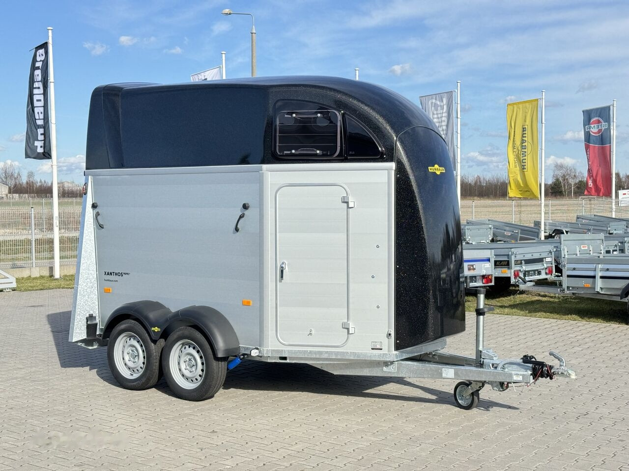 Humbaur Xanthos Aero 2400 trailer for 2 horses saddle room 2.4T GVW - Horse trailer: picture 1