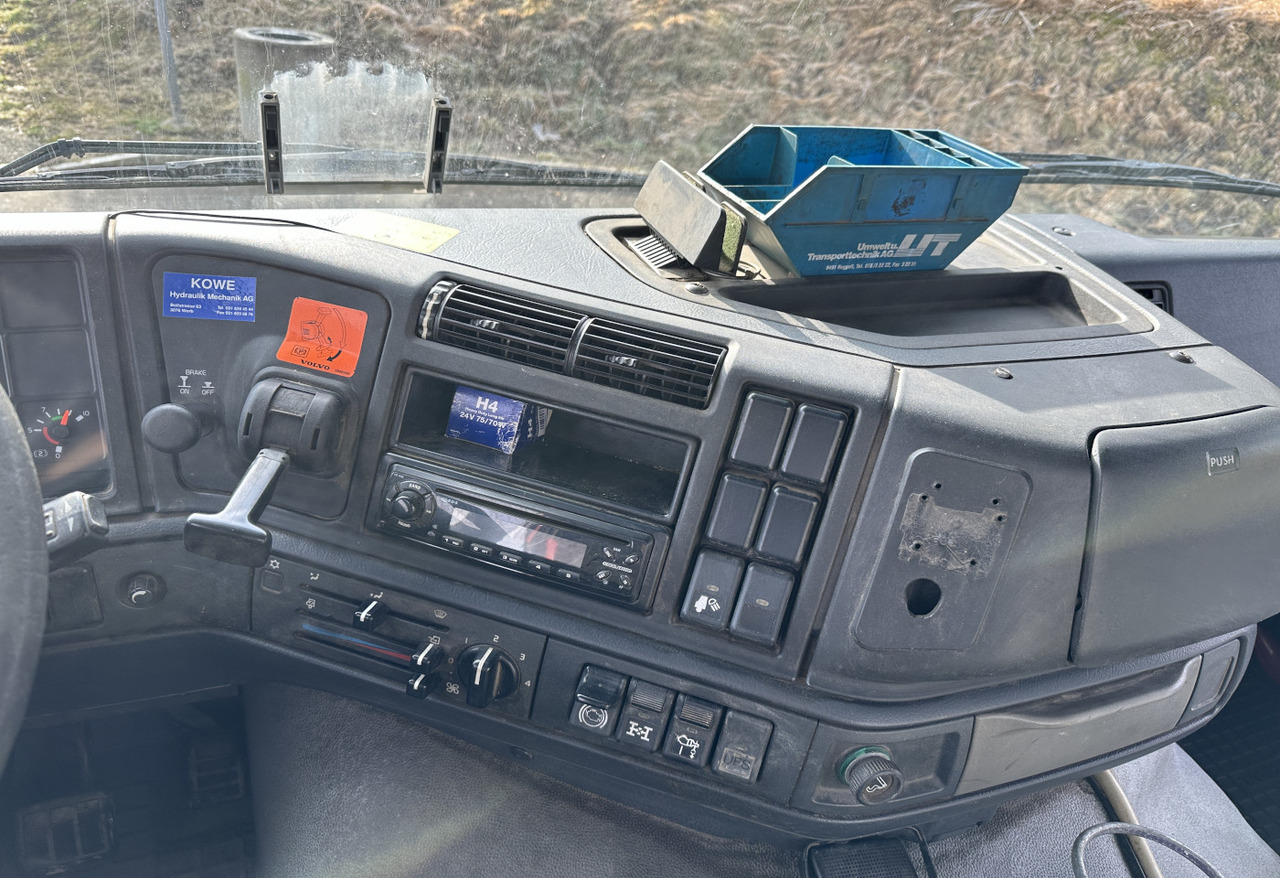 1999 Volvo FM12-380 6×4 Welaki - Skip loader truck: picture 3