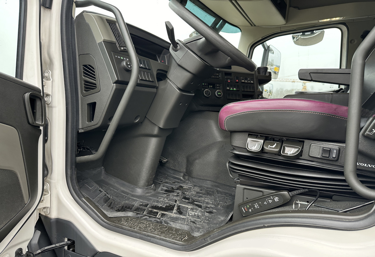 2023 Volvo FM-500 6x2R bridge - Dropside/ Flatbed truck: picture 3