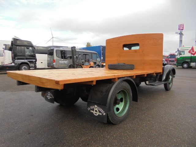 Chevrolet 1 1/2 TON FLATBED - Dropside/ Flatbed truck: picture 4