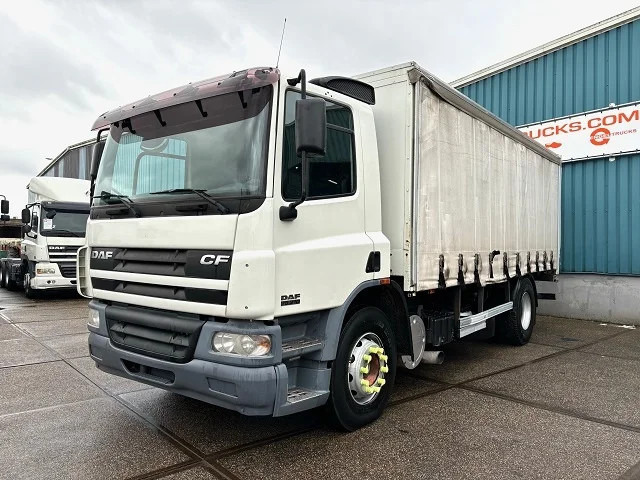 DAF 75 .310 4x2 WITH CURTAINSIDE BOX (EURO 3 / MANUAL GEARBOX / AIRCONDITIONING / 2.000 KG. LOADING PLATFORM) - Curtainsider truck: picture 1