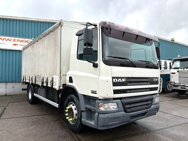DAF 75 .310 4x2 WITH CURTAINSIDE BOX (EURO 3 / MANUAL GEARBOX / AIRCONDITIONING / 2.000 KG. LOADING PLATFORM) - Curtainsider truck: picture 2