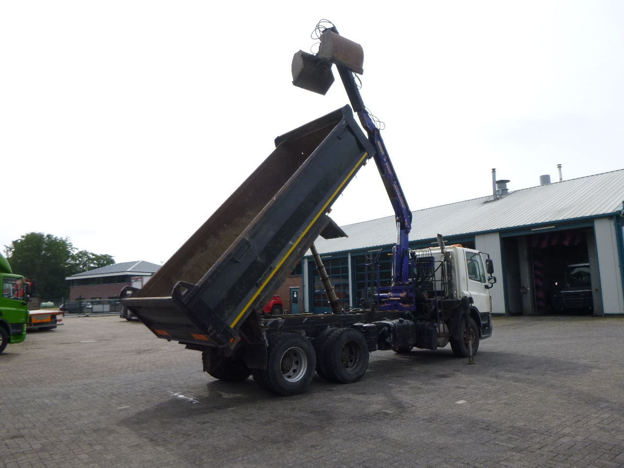 Tipper, Crane truck D.A.F. CF 75.310 6x4 RHD tipper + HMF 1144 K-1 + grapple: picture 4