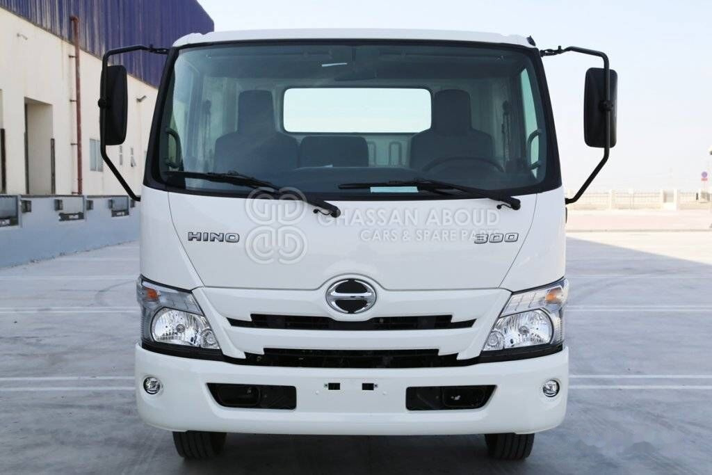 Hino 714 - Cab chassis truck: picture 2