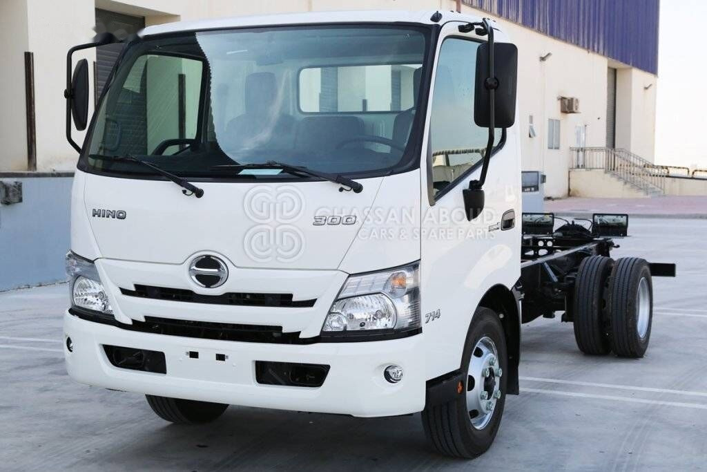 Hino 714 - Cab chassis truck: picture 1