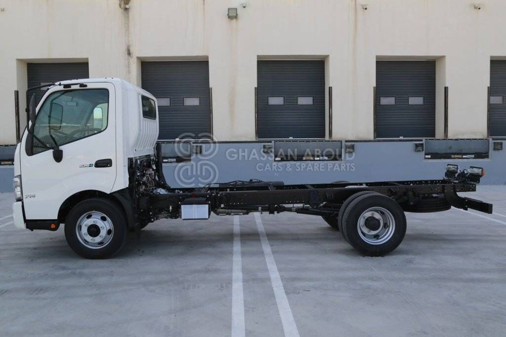 Hino 714 - Cab chassis truck: picture 4